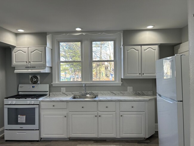 Building Photo - Newly Renovated - 4 Bedroom 1.5 Bath Singl...