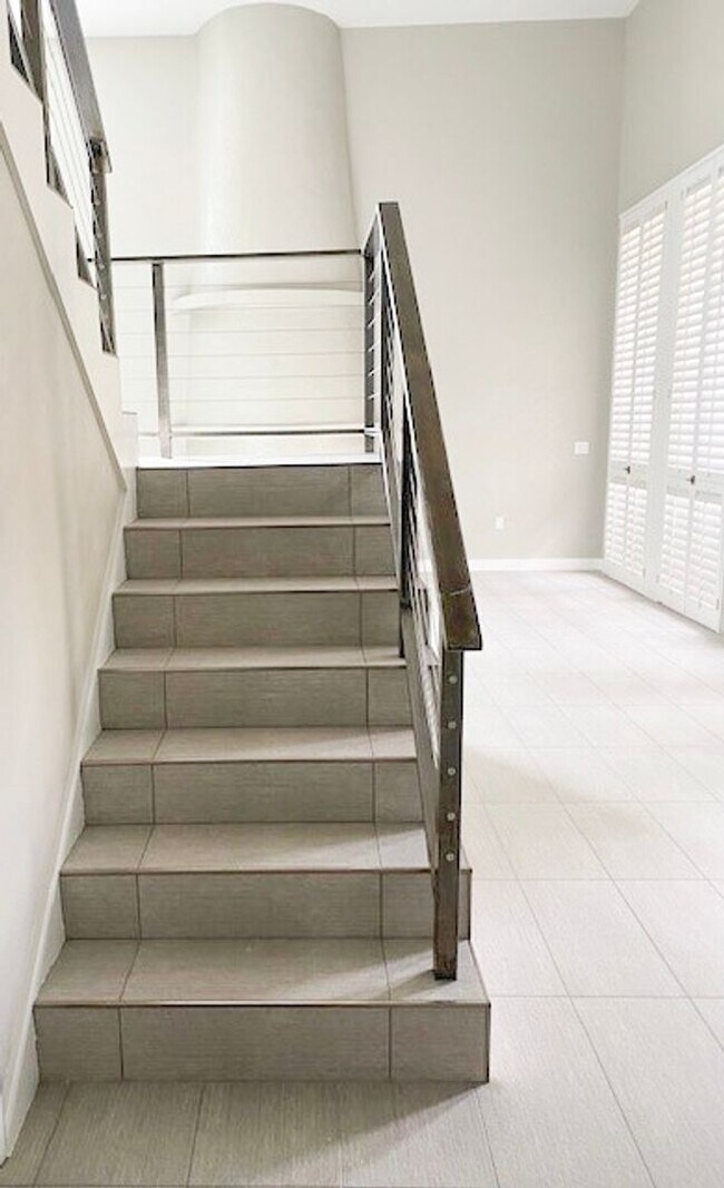 Building Photo - GREAT 3 Bedroom 2.5 Bath in Paradise Valley!