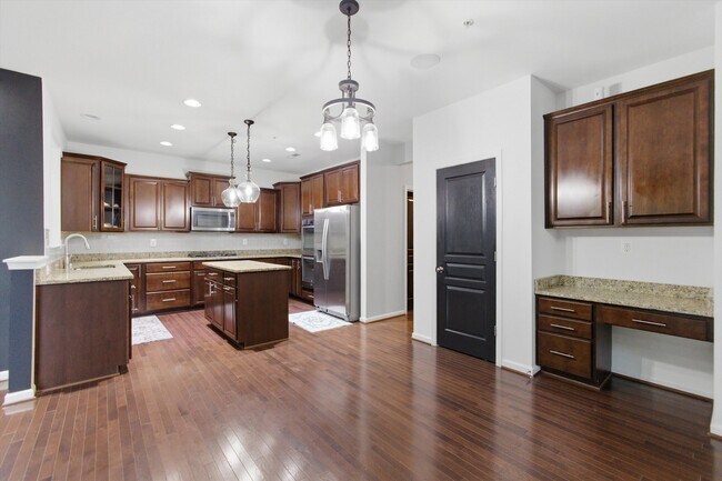 Foto del edificio - 7585 Holly Ridge Dr