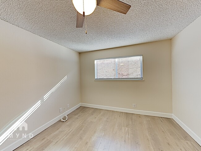 Foto del edificio - 6959 Greenback Ln