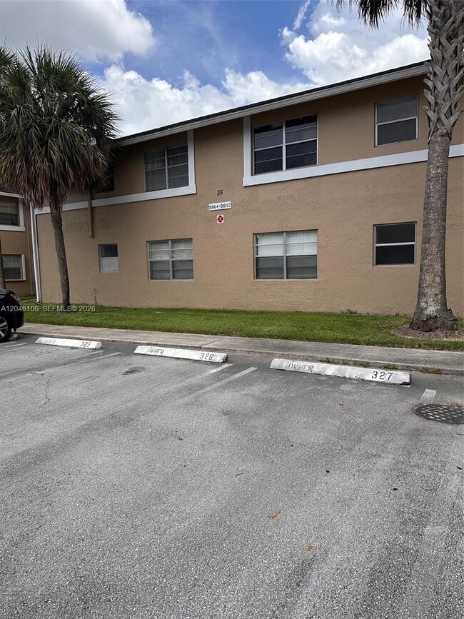 Foto del edificio - 9976 Twin Lakes Dr