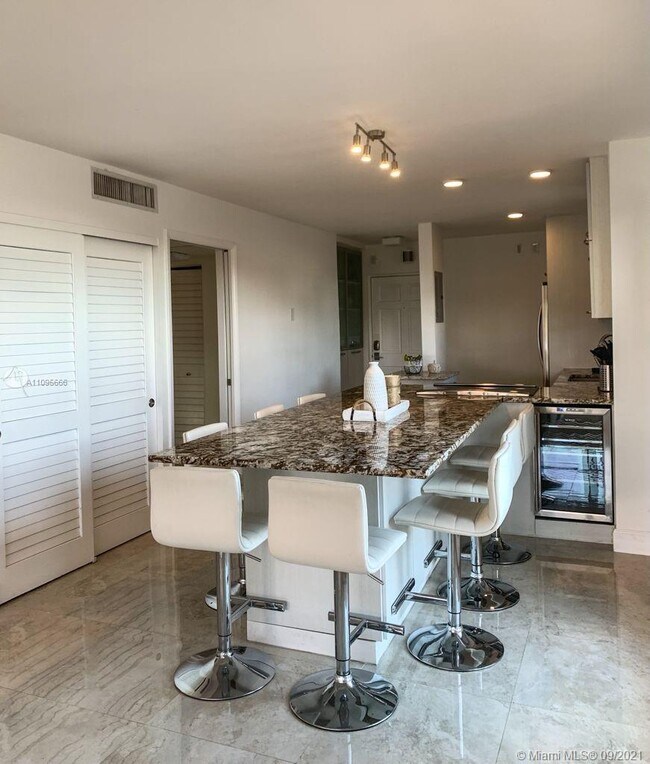 Foto del edificio - 680 NE 64th St