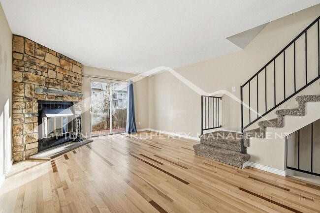 Building Photo - Spacious Townhouse with Central AC and Washer/Dryer