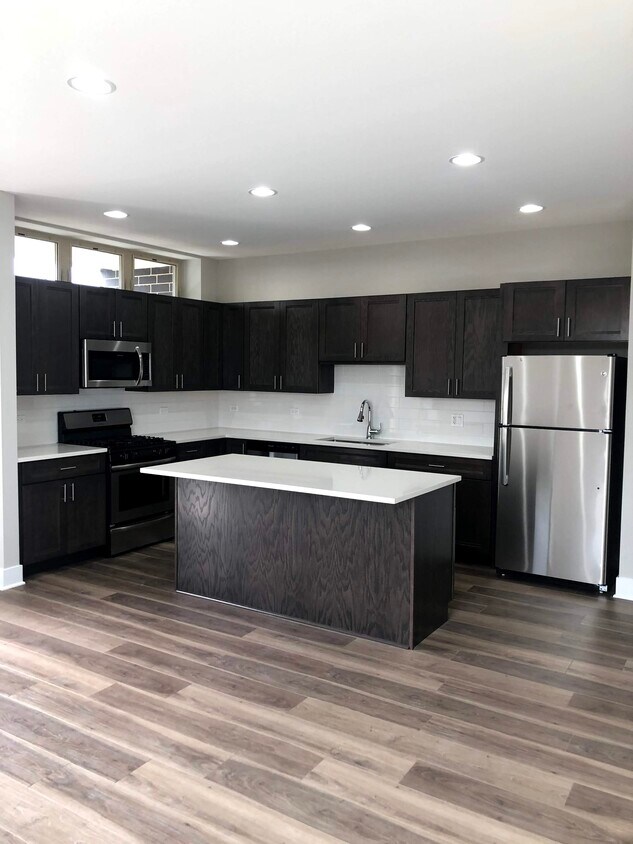 Foto principal - 7129 W Belmont Ave