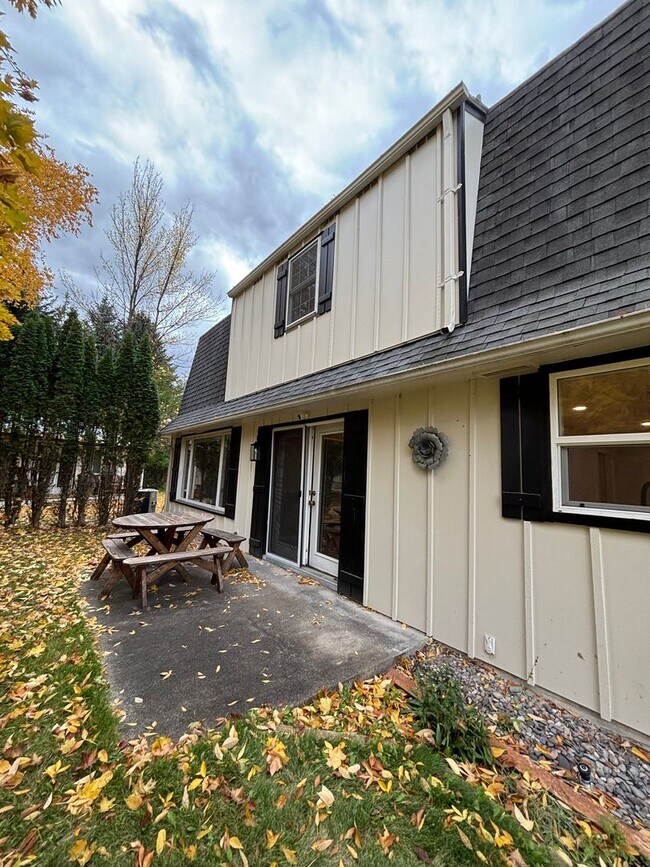 Foto del edificio - Spacious 4BR, 2.5BA home on 1.3 acres in O...