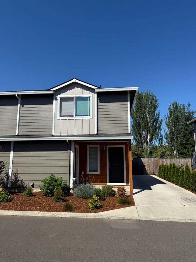 Foto principal - Newly constructed 3 bedroom duplex