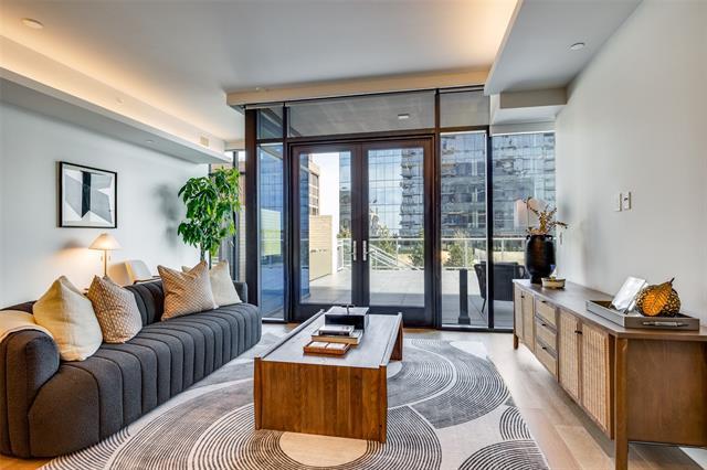 Foto del edificio - 8119 Douglas Ave