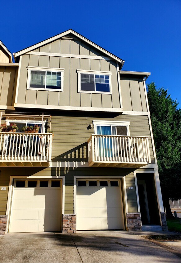 Foto principal - 18405 SW Stepping Stone Dr