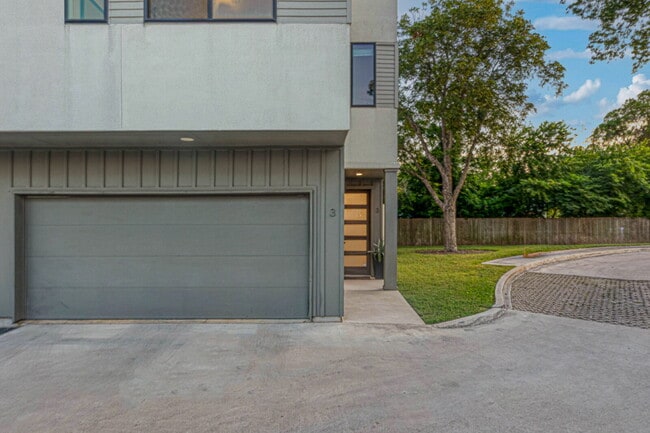 Building Photo - Spacious 3-Bedroom Townhouse Retreat