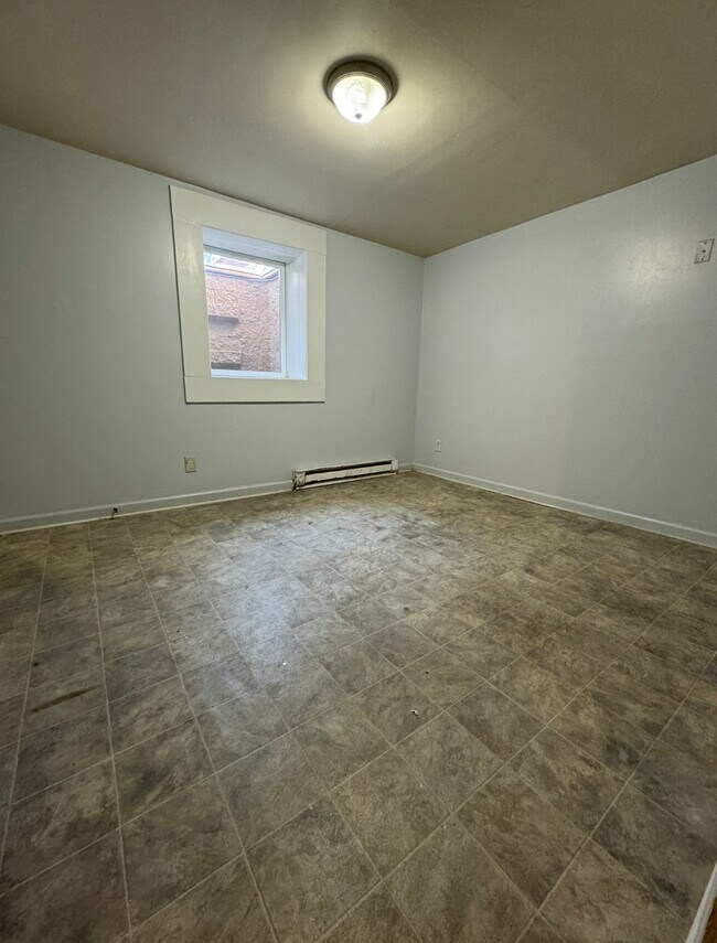 Building Photo - 613 S Main St