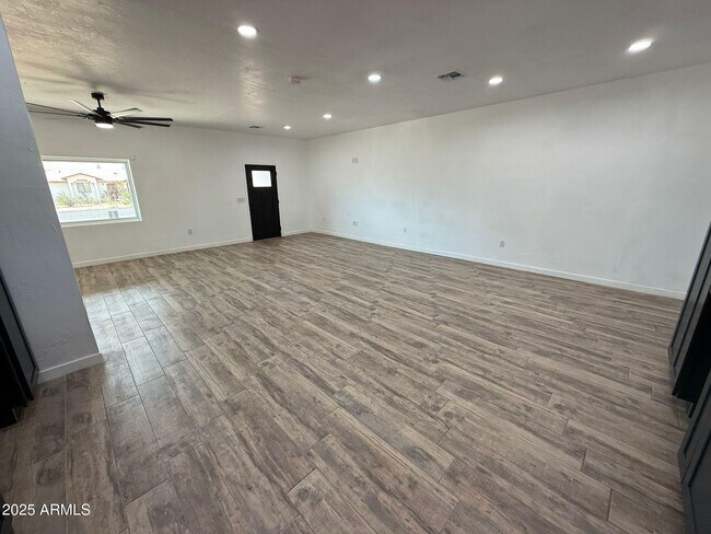 Foto del edificio - 1951 E 13th St