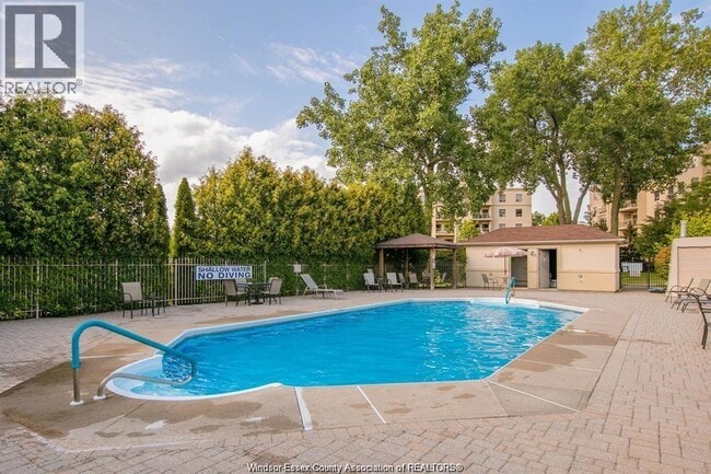 Building Photo - 315 Village Grove Dr