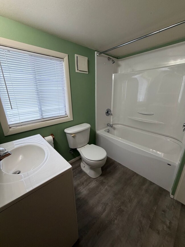 Building Photo - 317 NE Anvidon St