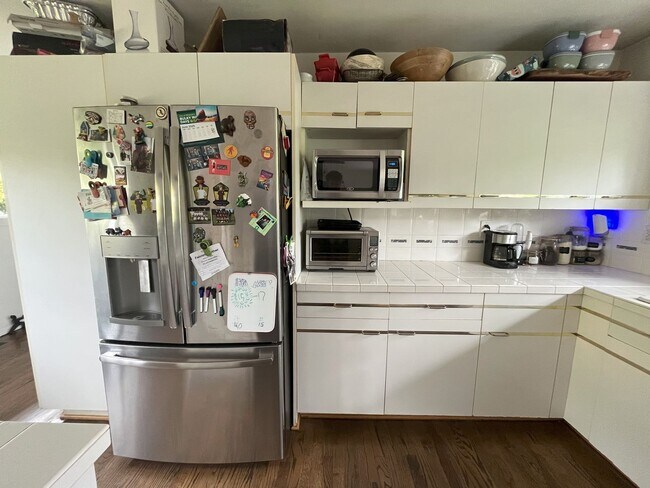 Foto del edificio - Spacious 4-Bedroom Home with Lush Landscap...