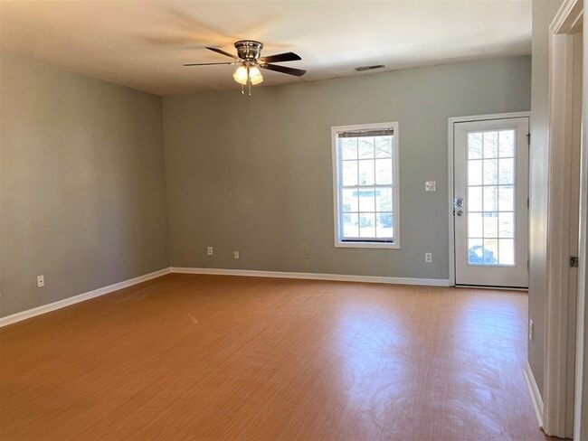 Building Photo - Newly Updated Townhome in Convenient Ralei...