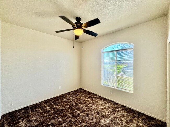 Building Photo - FOR RENT!  3 bedroom 2 bath in Dos Palos