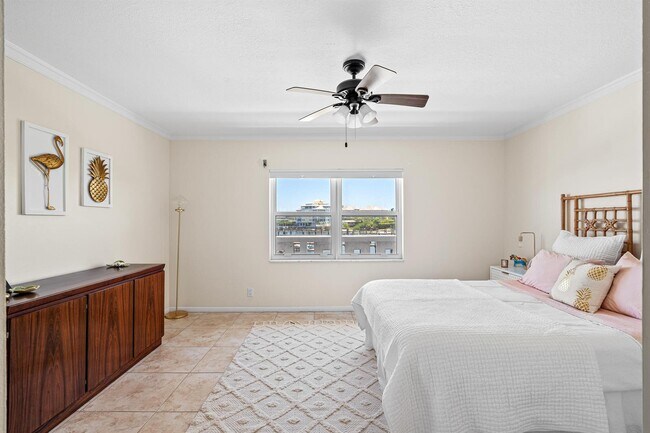 Building Photo - 231 E Lantana