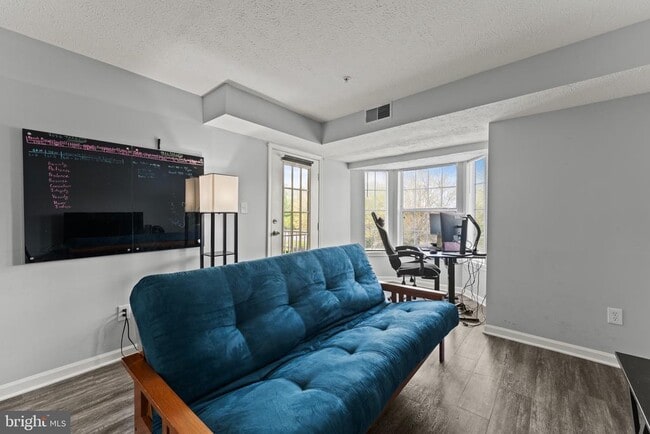 Building Photo - 8951 Town Center Cir