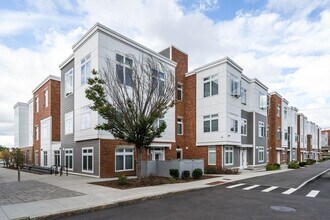 Building Photo - 60 Cross St E