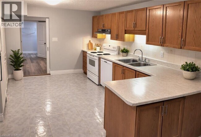 Building Photo - 227 Templemead Dr