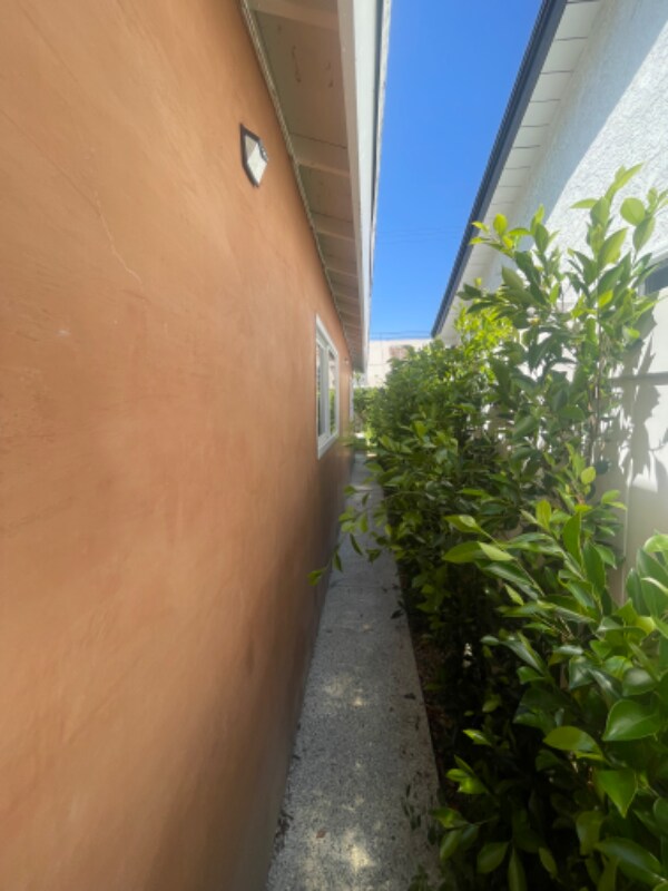 Building Photo - 1419 W 58th Pl