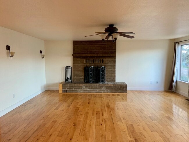 Building Photo - 3.5 Miles   to OIT and Sky Lakes 4 bdrm, 3...