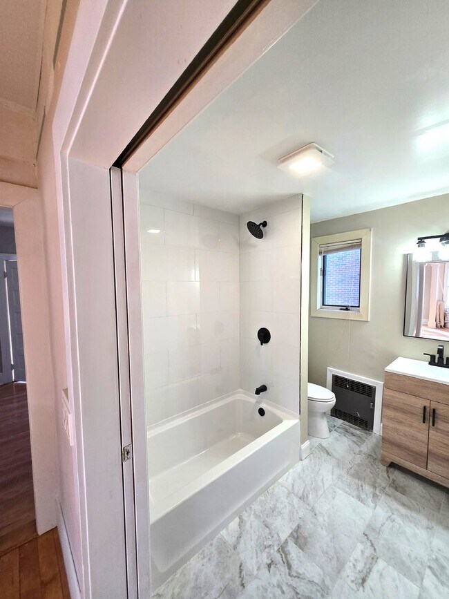 Building Photo - 848 Smith St