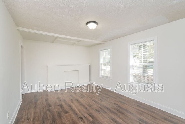 Building Photo - 2524 Rhodes Dr