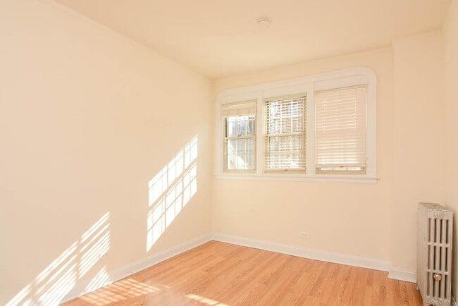 Building Photo - 2536 N Sawyer Ave