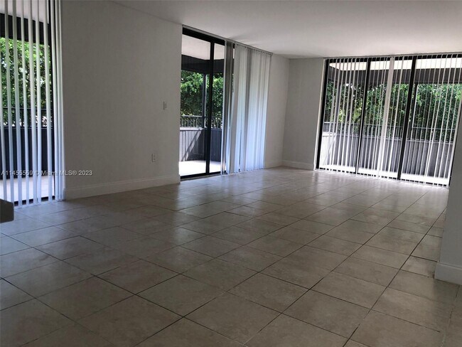 Foto del edificio - 16220 NW 2nd Ave