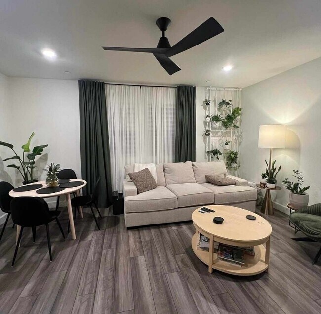 Foto del edificio - 3017 Garibaldi Dr