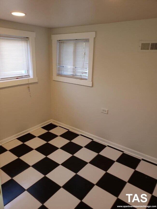 Foto del edificio - 2230 N Lockwood Ave