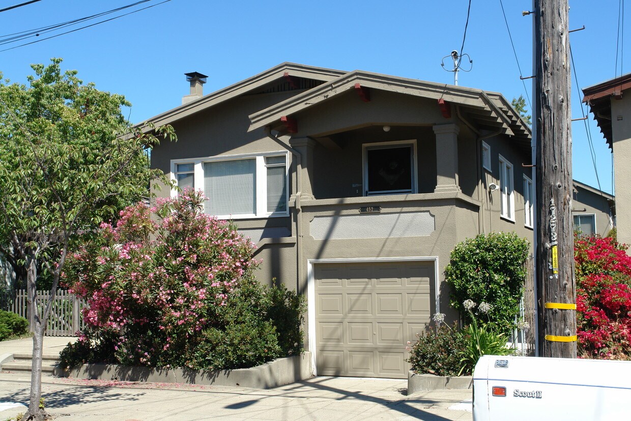 Building Photo - 452-454 42nd St