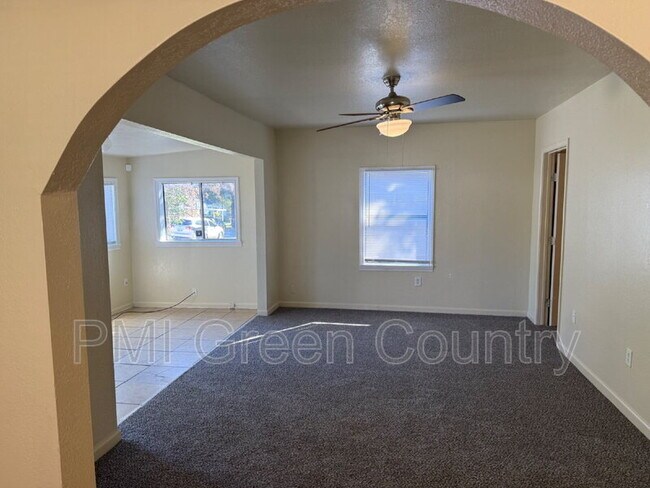 Building Photo - 610 E Xyler St