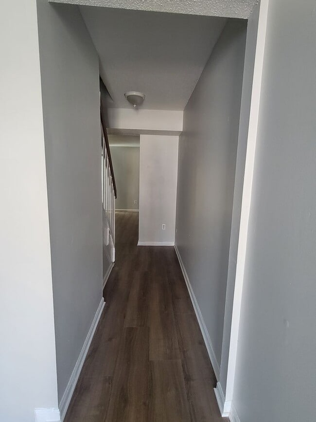 Building Photo - 4 bedroom 2.5 bathroom townhouse