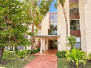 Building Photo - 14421 N Kendall Dr