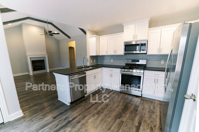 Photo - 372 Canada Dr House