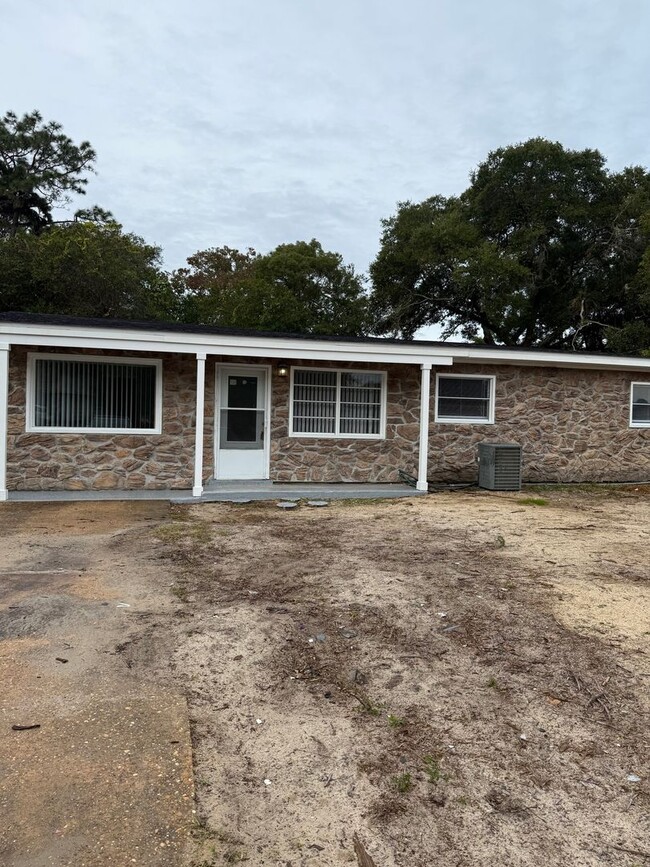 Building Photo - *RENOVATED* Home 3-Bedroom 1-Bath - Fantas...