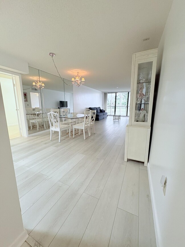 Foto del edificio - 2401 Village Blvd