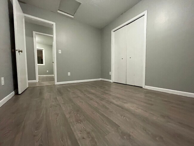 Building Photo - Amazing 5 Bedroom 2 Bathroom Home in South Minneapolis!