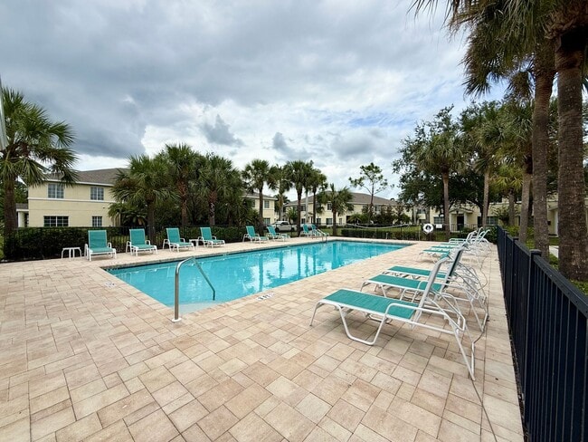 Building Photo - Pristine 3-Bed/2.5 Bath Townhome Ready for Move-in- Bradenton FL!!