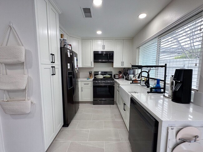 Building Photo - Remodeled 2 Bedroom 1.5 Bath Attached Town...