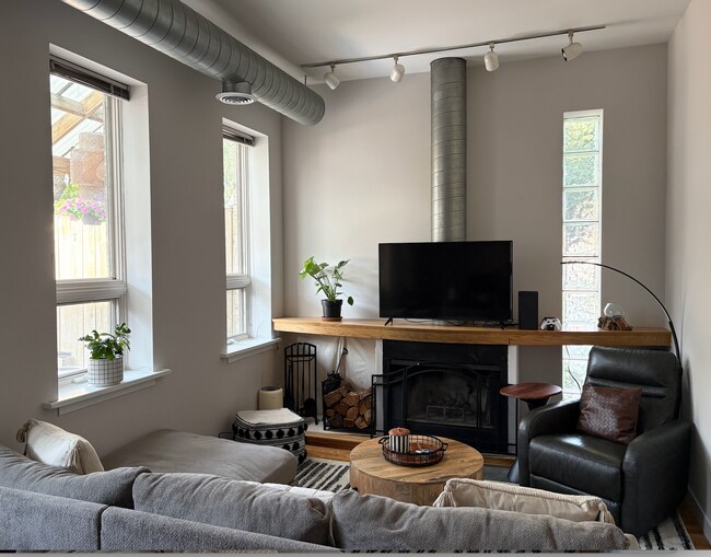 Living - 1906 N Hermitage Ave