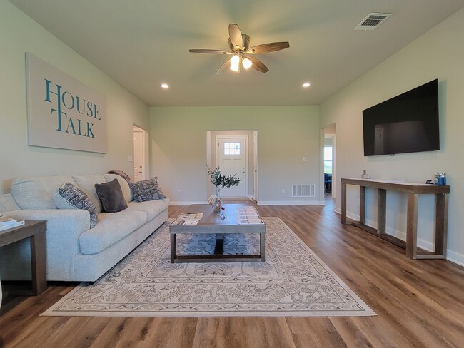 Building Photo - Gorgeous 3 BR/2 BA Home in Corsicana!