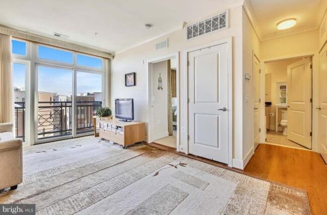 Spacious living room with a beautiful view! - 915 N Patrick St