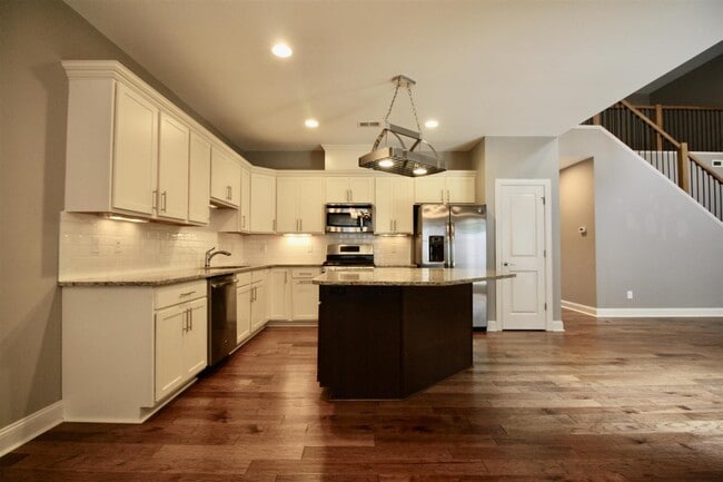 Building Photo - 147 Pinebranch Ct