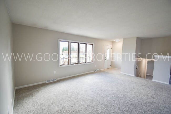 Building Photo - Move in special** 5 Bedroom Split Level Ho...