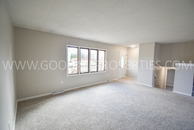 Foto del edificio - Move in special** 5 Bedroom Split Level Ho...