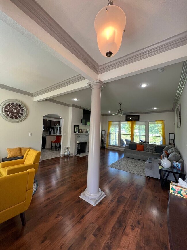 Foto del edificio - Spacious 4BR/3BA Home with Split Floor Plan, Fireplace & Covered Patio
