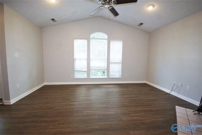 Foto del edificio - 252 Mountain Creek Dr